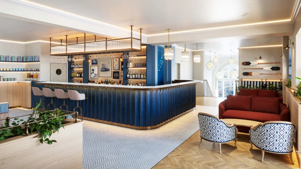 Família desfrutando de bebidas e conversas em um bar e lounge aconchegante de hotel com decoração litorânea, plantas, prateleiras e arte de parede com remos.